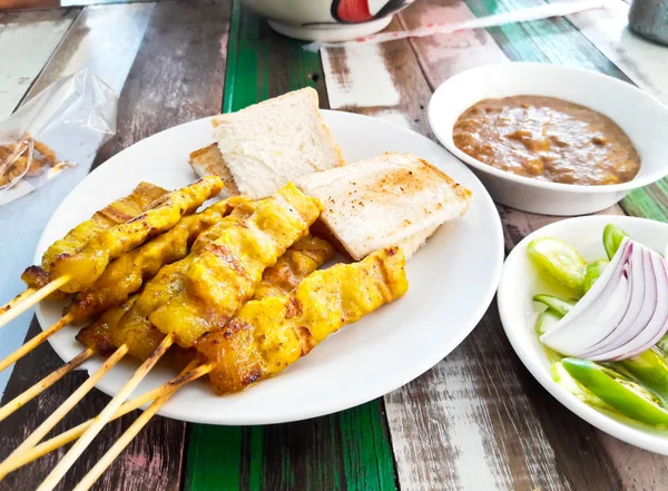 Satay de porc grillé avec sauce aux arachides et pain grillé, cuisine thaïlandaise — Photo