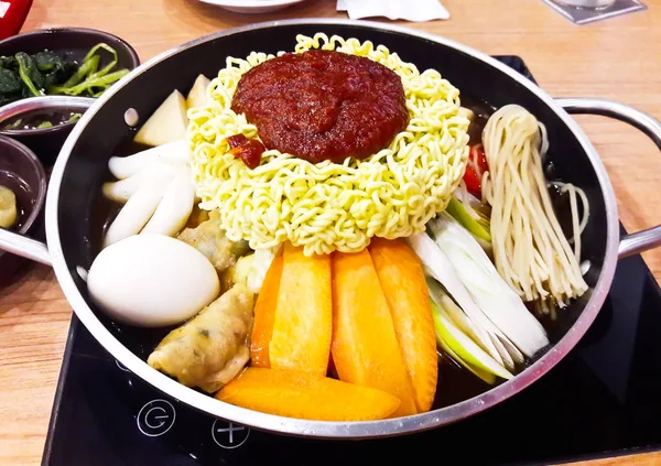 Budaejjigae, fideos de Corea con carne —  Fotos de Stock