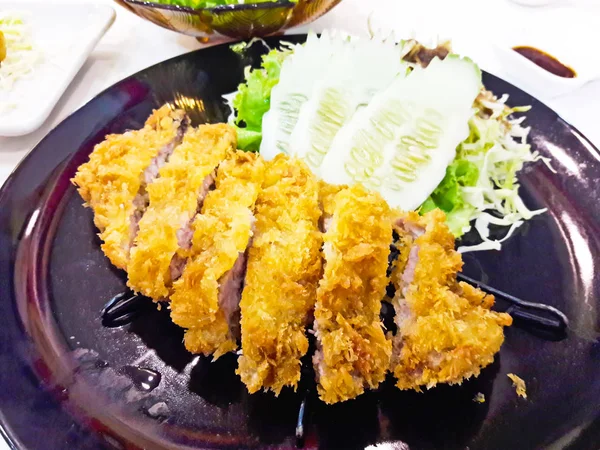 Viande de porc frite - style alimentaire japonais tonkatsu — Photo