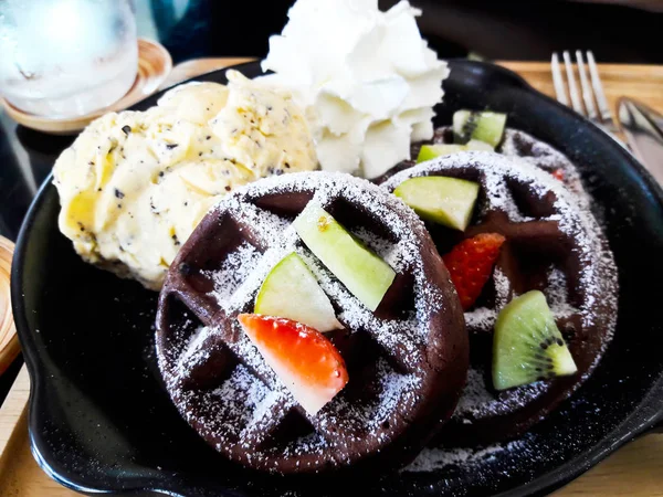 Sorvete e sobremesa de waffle — Fotografia de Stock