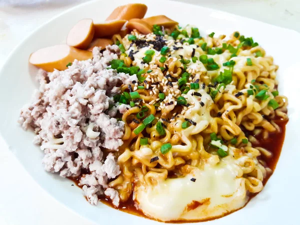 Κορεατικά noodles(Ramyun) στο πιάτο — Φωτογραφία Αρχείου