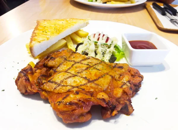 Ayam Steak dengan sayuran dan kentang goreng — Stok Foto