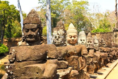 Güney kapısı için angkor Kamboçya thom warriors ve şeytanlar kaplı olduğu