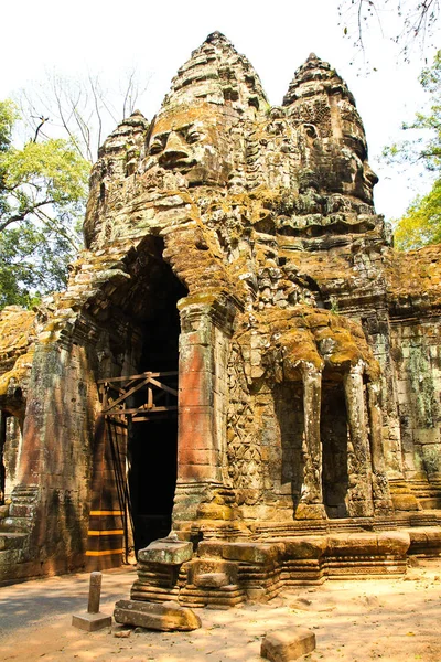 Rostos de pedra de South Gate, Angkor Thom, área de Angkor, Siem Reap, Camboja — Fotografia de Stock