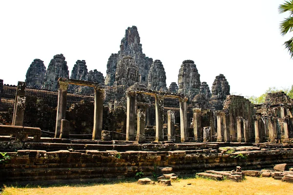 古代のバイヨン寺院、アンコール ・ トム、シェムリ アップで最も人気のある観光名所のアップ、カンボジア — ストック写真