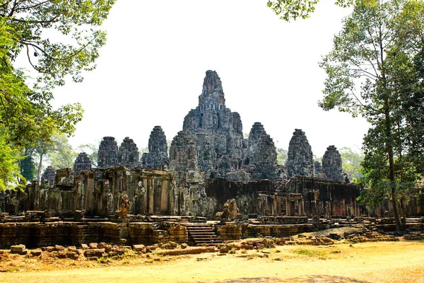 Antika Bayontemplet, Angkor Thom, den mest populära turistattraktionen i Siem reap, Kambodja — Stockfoto