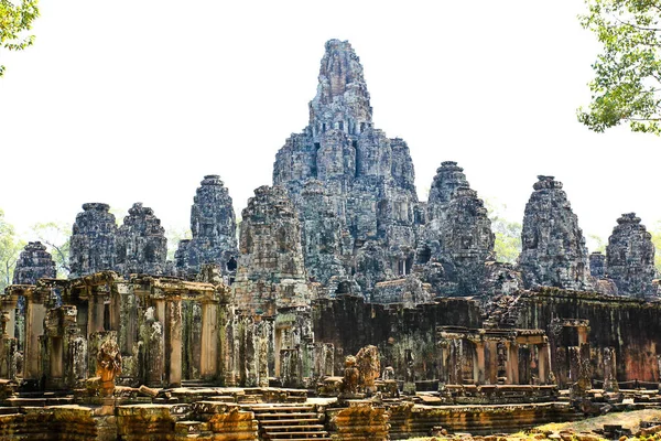 Oude Bayon tempel, Angkor Thom, de meest populaire toeristische attractie in Siem reap, Cambodja — Stockfoto