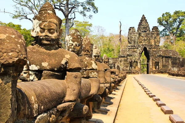 South gate naar angkor thom in Cambodja is bekleed met krijgers en demonen — Stockfoto