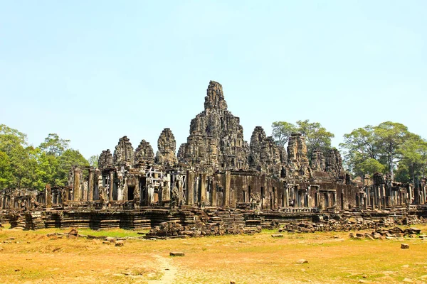 古代のバイヨン寺院、アンコール ・ トム、シェムリ アップで最も人気のある観光名所のアップ、カンボジア — ストック写真