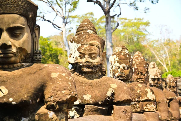 Νότια πύλη σε angkor thom στην Καμπότζη είναι επενδεδυμένα με πολεμιστές και δαίμονες — Φωτογραφία Αρχείου