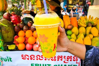Siem Reap, Cabodia - Mart 02: Meyve ünlü barda Siem Reap merkezi sokak sallamak