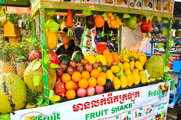 SIEM REAP, CABODIA - MARCH 02: Woman selling fruit shake in the famous pub street in the center of Siem Reap — Stock Photo, Image
