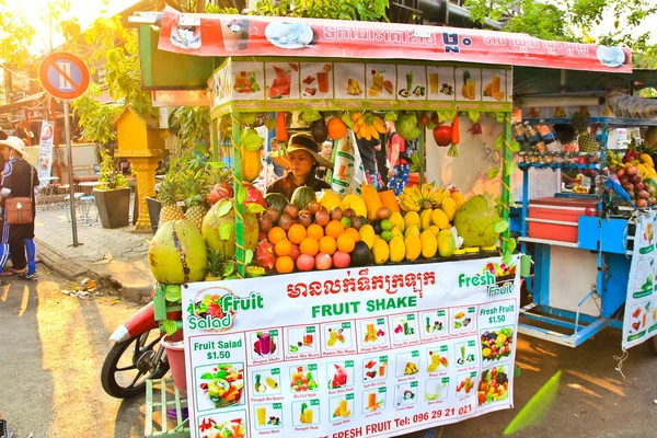 SIEM REAP, CABODIA - MARCH 02: Woman selling fruit shake in the famous pub street in the center of Siem Reap — Stock Photo, Image