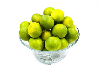 Beyaz arkaplanda taze limonlar izole edildi