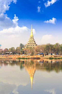 Yansıma Phra Mahathat Kaen Nakhon, Khon Kaen, Thailand