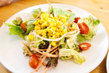 bir karışık sebze salatası beyaz plaka üzerinde kapat