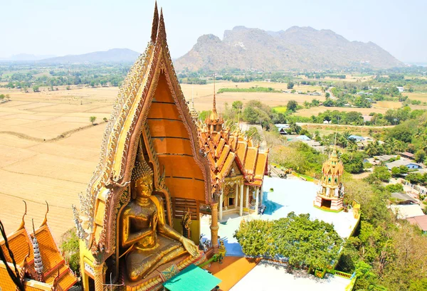 Grote Boeddha standbeeld bij Wat Tham Sua tempel, Kanchanaburi provincie, — Stockfoto