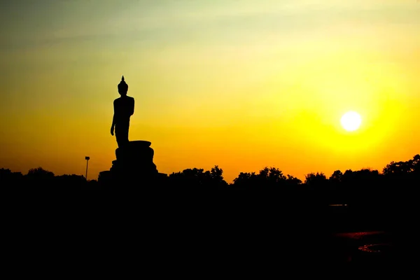 Puesta de sol en el parque budista en el distrito de Phutthamonthon — Foto de Stock
