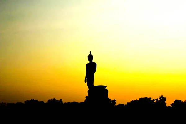 Pôr do sol no parque budista no distrito de Phutthamonthon — Fotografia de Stock