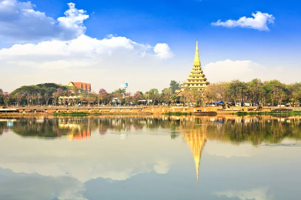 Reflexão de Phra Mahathat Kaen Nakhon, Khon Kaen, Tailândia — Fotografia de Stock