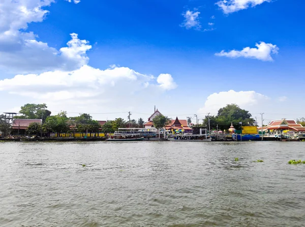 Schilderachtig uitzicht op de chao praya rivier in bangkok, thailand. — Stockfoto