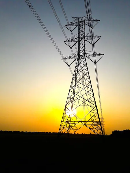 夕暮れ時の高電圧電源ポスト. — ストック写真