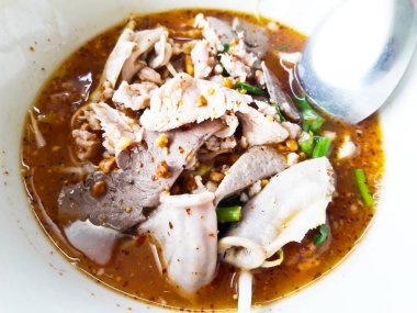 Domuz eti ile Tom yum şehriye / baharatlı Tay şehriye