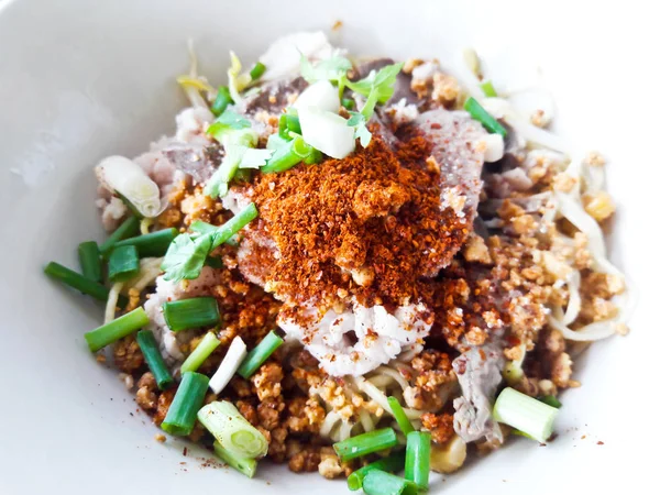 Noodle tom yum au porc / nouilles thaïlandaises épicées — Photo