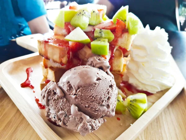 Honey toast with ice cream and fruit — Stock Photo, Image