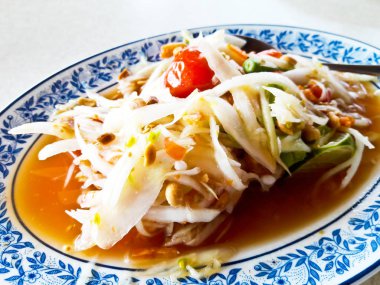 Tay papaya salatası da som tum Tayland.