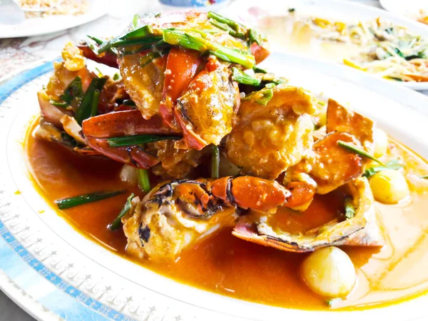Crabe frit à l'ail, pichet, poudre de curry . — Photo