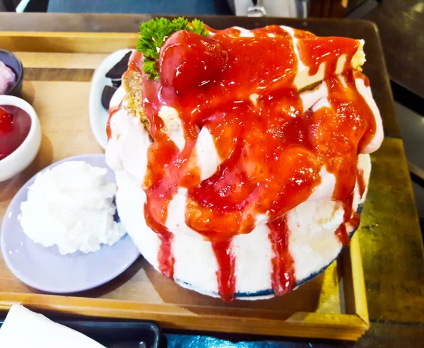 Полуниця Бінг су, Корейська десерт — стокове фото
