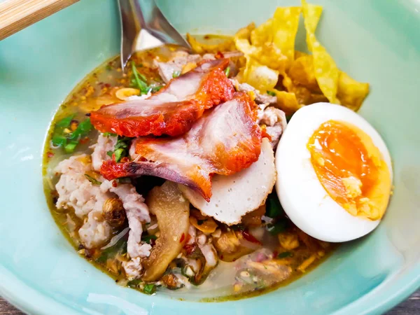 Noodle tom yum au porc et oeuf / nouilles thaï épicées — Photo