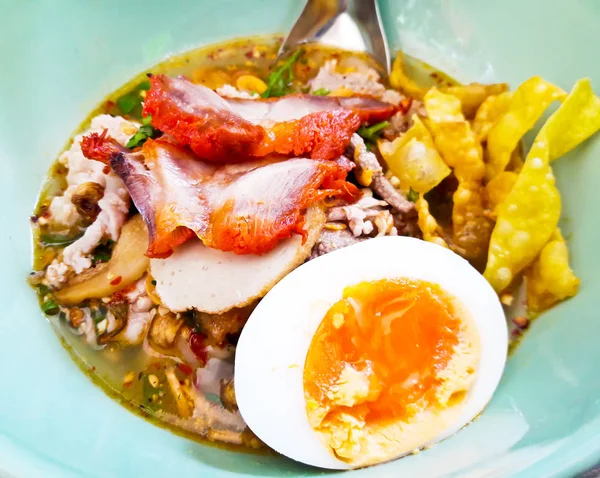 Stuzzichino Tom yum con carne di maiale e uova / Tagliatella thai piccante — Foto Stock