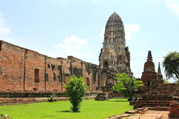 Wat Ratchaburana, a ruína de um templo budista no Ayutthaya — Fotografia de Stock