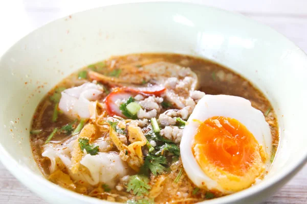 Noodle tom yum met varkensvlees en ei / pittige Thaise noodle — Stockfoto