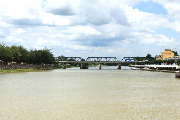 Veduta della casa sul lungomare sul fiume Meaklong vicino Ratchaburi Thail — Foto Stock