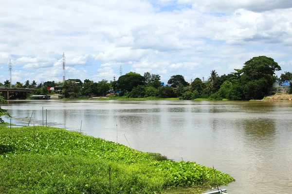 Uitzicht op de waterkant house op de meaklong rivier in de buurt van Ratchaburi Thail — Stockfoto