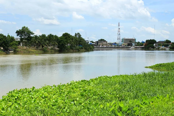 Uitzicht op de waterkant house op de meaklong rivier in de buurt van Ratchaburi Thail — Stockfoto