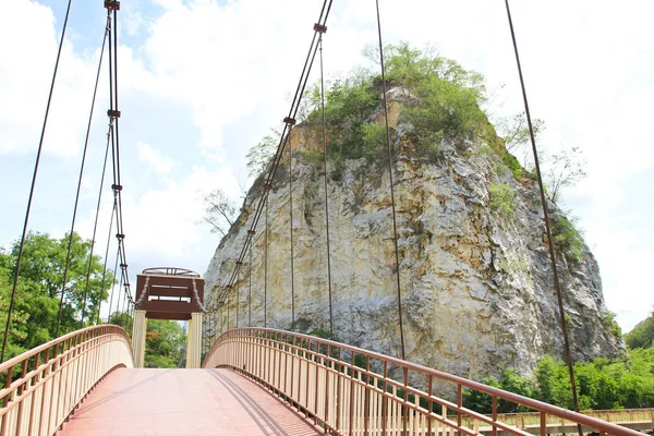 Khao Ngoo Rock Park famous scenic point in Ratchaburi Thailand. — Stock Photo, Image