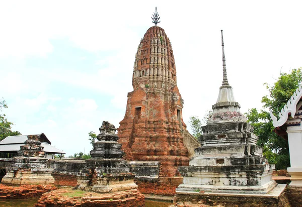 Gamla templet i Thailand. Detta är den Prang av Wat Prasrirattana Mahathat — Stockfoto