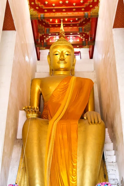 Grote gouden Boeddhabeeld in openbare Wat Palelaiworaviharn tempel — Stockfoto