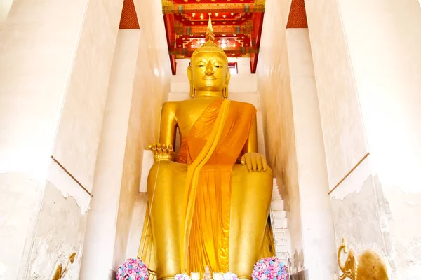 Velká zlatá socha Buddhy v veřejné chrámu Wat Palelaiworaviharn — Stock fotografie
