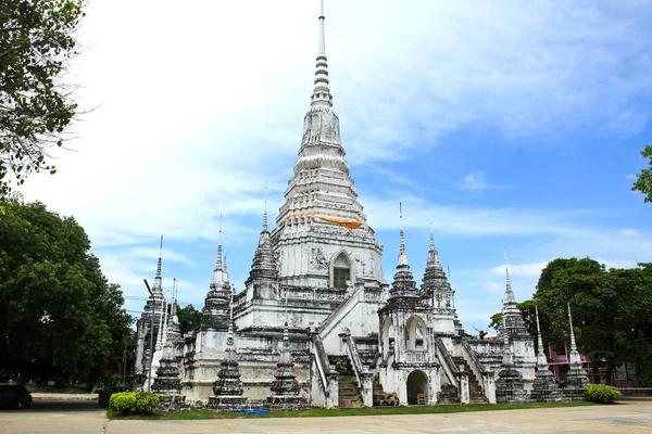 Многие белые пагоды в тайском храме Suphanburi провинции, Таиланд . — стоковое фото