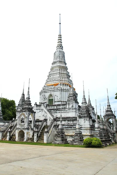 Viele weiße Pagoden in der thailändischen Tempelprovinz Suphanburi. — Stockfoto