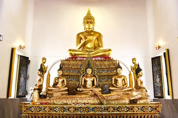 Statue de Bouddha belle dans l'église de Temple Wat Pranon — Photo