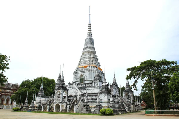 Viele weiße Pagoden in der thailändischen Tempelprovinz Suphanburi. — Stockfoto