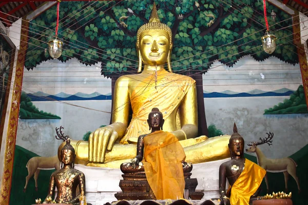 Estatua de Buda hermosa en la iglesia del templo de Wat Kae — Foto de Stock