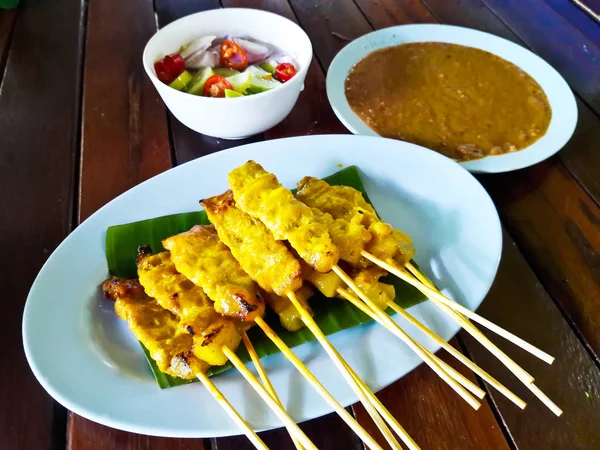 Satay de cerdo a la parrilla con salsa de maní y tostadas, comida tailandesa —  Fotos de Stock
