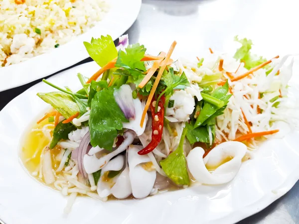 Salada de frutos do mar picante e azedo tailandesa — Fotografia de Stock